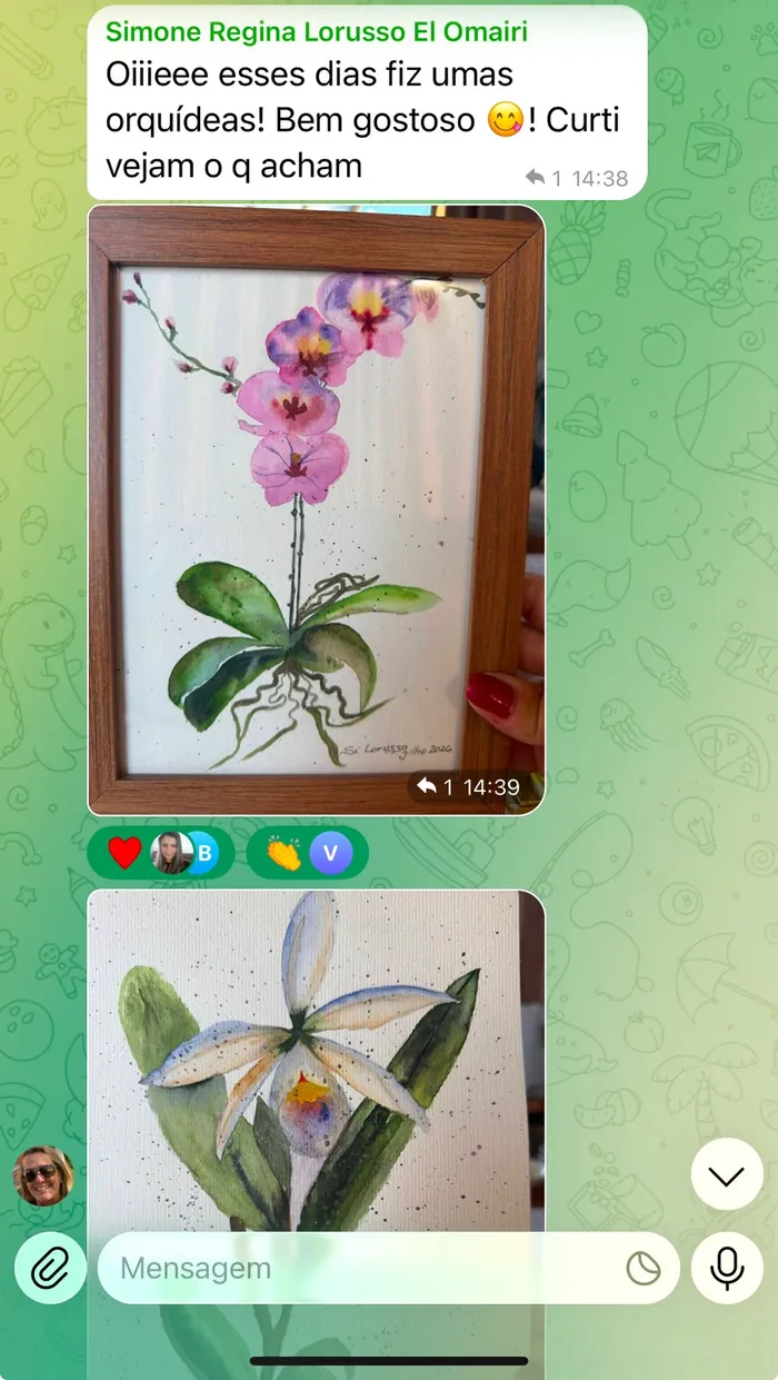 Print do depoimento de aluna mostrando três aquarelas de orquídea que ela mesma pintou, emolduradas