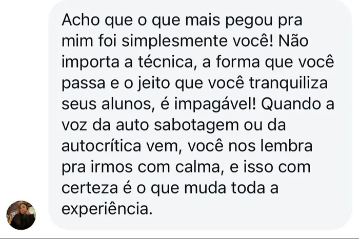 Print do depoimento sobre como a Carolina tranquiliza os alunos